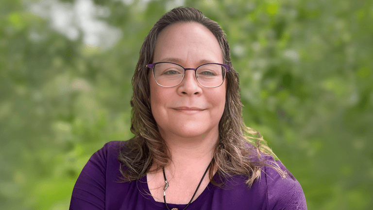 Kellie Winzinowich, a Certified Hypnotherapist and Aligned Embodiment Coach, guiding individuals through transformative healing and personal growth.