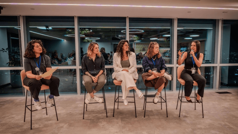 Panel of four women entrepreneurs sharing business insights at a women’s entrepreneurship event in Mexico City, discussing passion, sustainability, and control.
