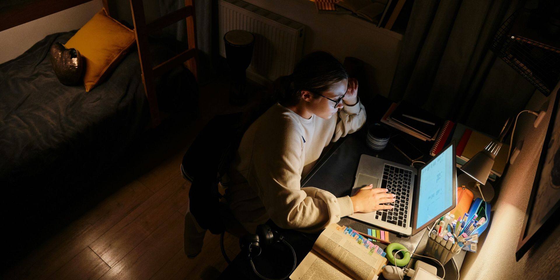 Digital Detox Date Nights on the Rise Among Young Couples