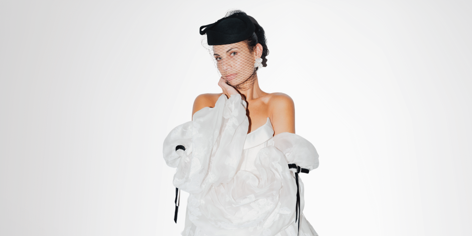Suzanny Munhoz, model, entrepreneur, and founder of Fênix Fitness, showcasing her strength and authenticity through her work in fashion, fitness, and empowerment, advocating for women’s transformation and self-confidence.