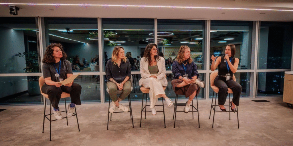 Panel of four women entrepreneurs sharing business insights at a women’s entrepreneurship event in Mexico City, discussing passion, sustainability, and control.